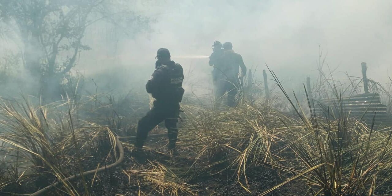Ozuluama: Apoyo en incendio de Pastizal en la colonia El Mirador