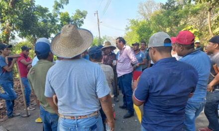 Cazones: Faena y donación de 3 cubetas de pintura en la comunidad de La Piedad