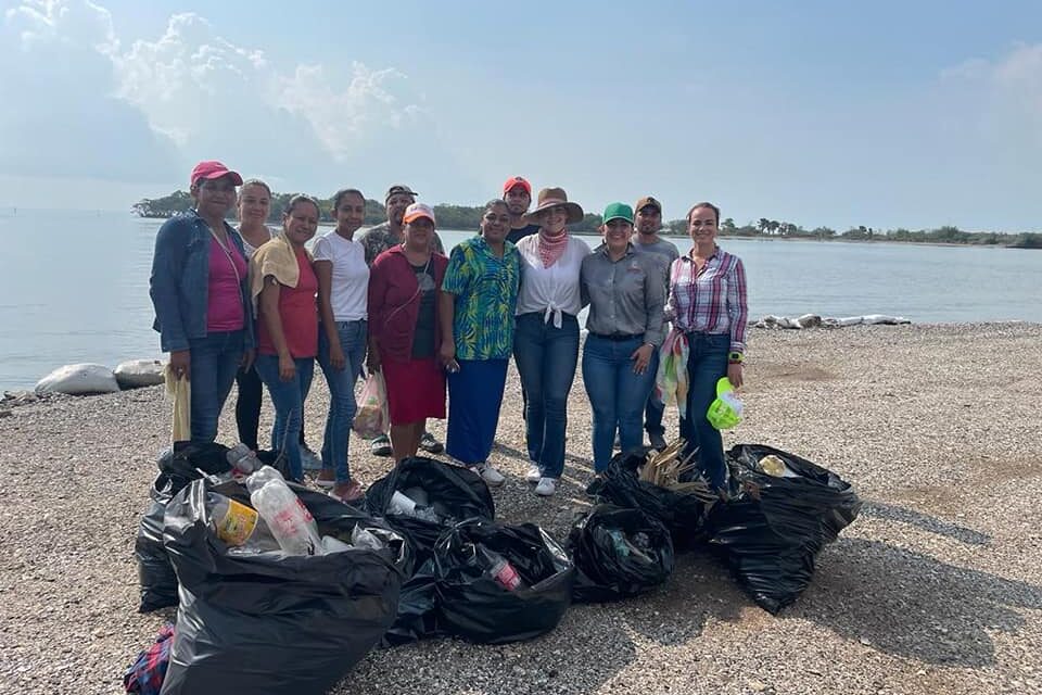 Ozuluama: Limpieza en la playa de Cucharas en conmemoración del día de los océanos
