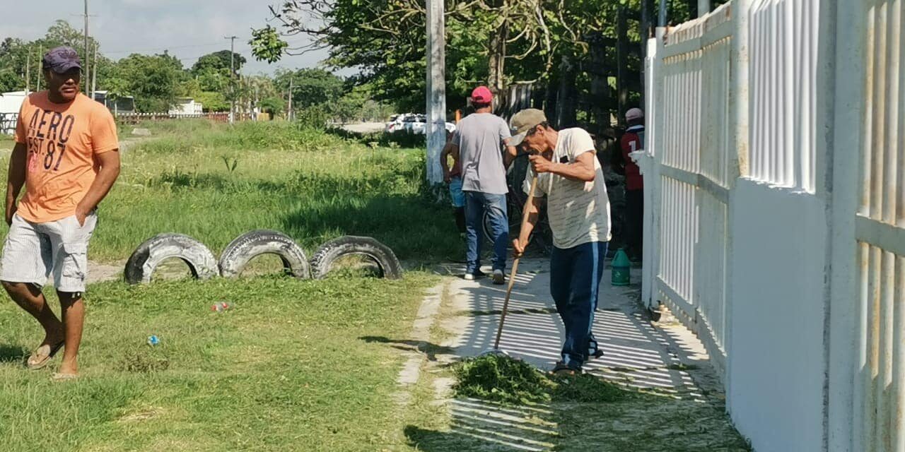 Tamiahua: Limpieza del área verde y rehabilitación de pintura en clínica de salud