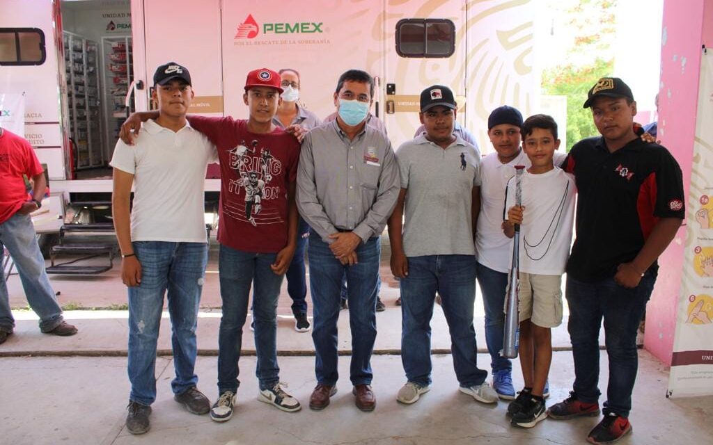 Ozuluama: Entrega de bat de béisbol al equipo de La Puente