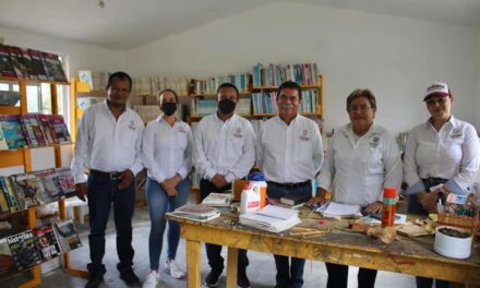 Ozuluama: Visita a la biblioteca pública de la comunidad de Tierra y Libertad