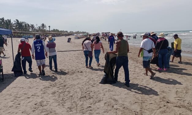 Tecolutla: Limpieza de la zona de playa en coordinación con vendedores ambulantes