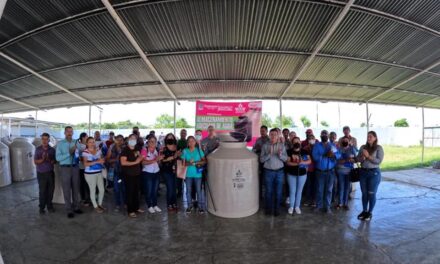 Ozuluama: Entrega de apoyo de almacenamiento de agua adecuado