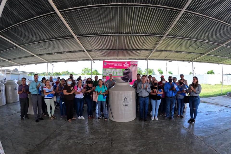 Ozuluama: Entrega de apoyo de almacenamiento de agua adecuado