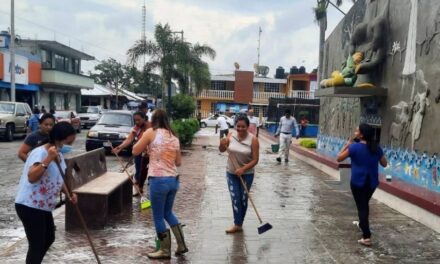 Cazones: Limpieza y lavado del Parque Central «Vicente Herrera»