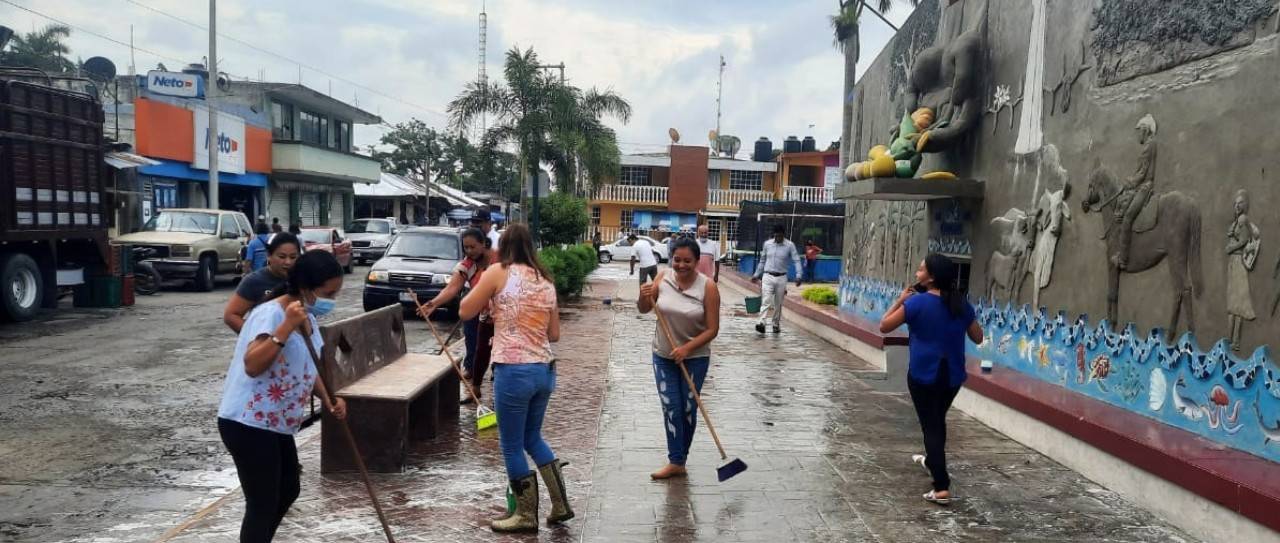 Cazones: Limpieza y lavado del Parque Central «Vicente Herrera»