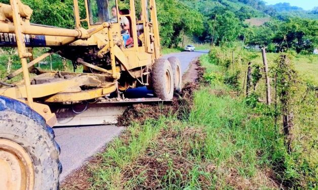 Chicontepec: Limpieza de Cunetas en el tramo Benito Juárez-Chicontepec
