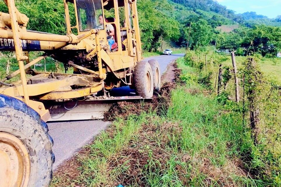 Chicontepec: Limpieza de Cunetas en el tramo Benito Juárez-Chicontepec
