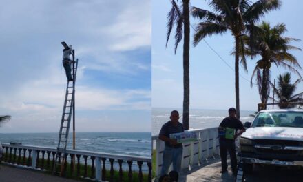 Instalación de 12 luminarias solares en el malecón de la Barra de Cazones