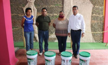 Ozuluama: Entrega de impermeabilizante para las aulas de una institución educativa en Pozo Viejo