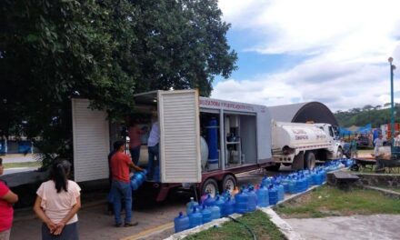 Álamo: “Cada Gota Cuenta» entrega 247 garrafones en el Heroico Temapache