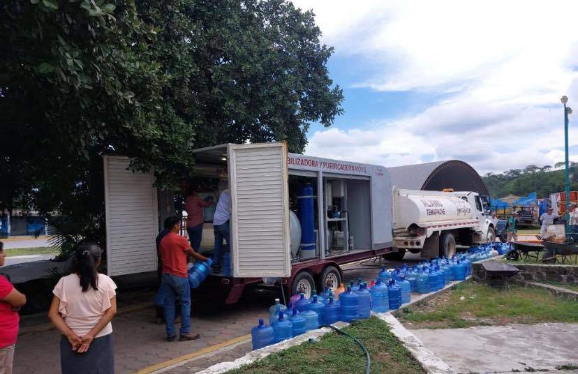 Álamo: “Cada Gota Cuenta» entrega 247 garrafones en el Heroico Temapache