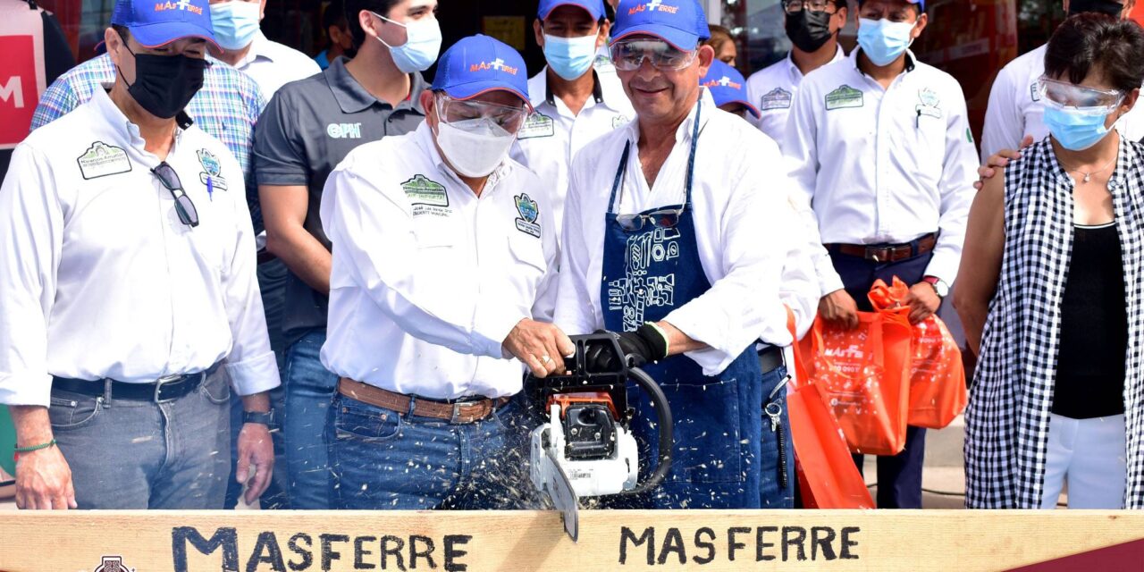 Naranjos: Alcalde asiste a inauguración de ferretería