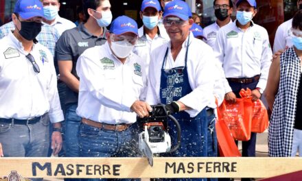 Naranjos: Alcalde asiste a inauguración de ferretería