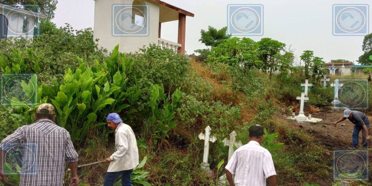 Tantoyuca: Autoridades municipales realizan saneamiento en panteón municipal