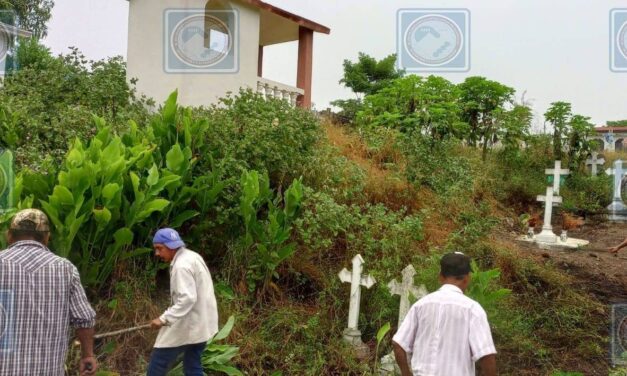 Tantoyuca: Autoridades municipales realizan saneamiento en panteón municipal