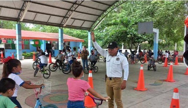Álamo: Imparten cursos de vialidad en escuelas