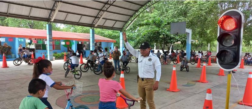 Álamo: Imparten cursos de vialidad en escuelas
