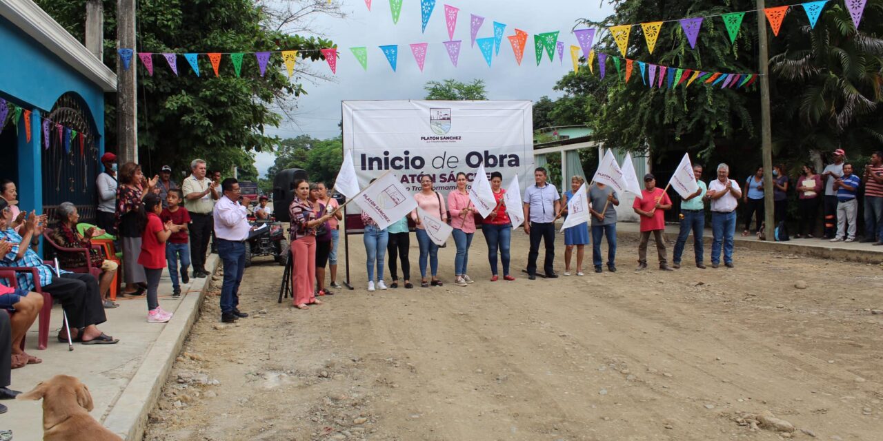 Platón Sánchez: Banderazo de inicio de obra de ampliación de pavimento hidráulico en la colonia El Maguey
