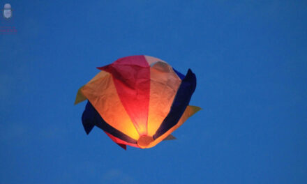 Se enciende el cielo coatzinteco con mágico taller de globos