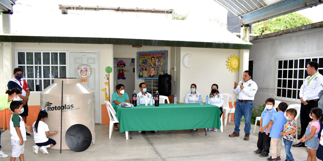 Naranjos: Alcalde realiza donación de tinacos a instituciones educativas