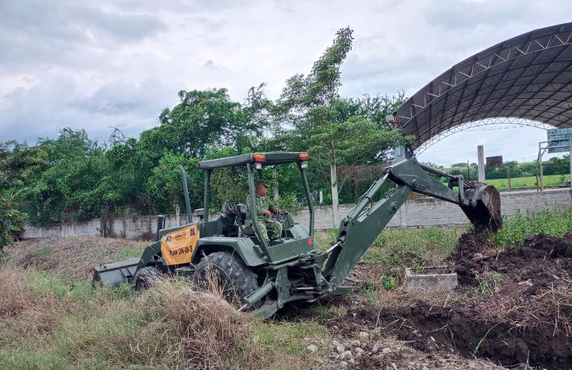 Gobierno Municipal de Álamo realiza trabajos de desazolve en coordinación con SEDENA