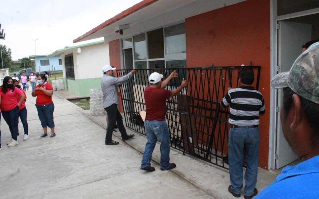 Ozuluama: Entrega de apoyo al telebachillerato de Paso Real