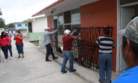 Ozuluama: Entrega de apoyo al telebachillerato de Paso Real