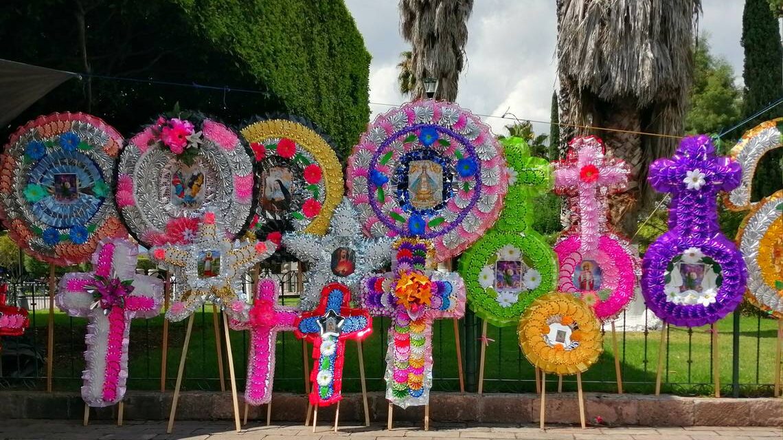 Ozuluama: Curso de elaboración de flores para coronas y altares