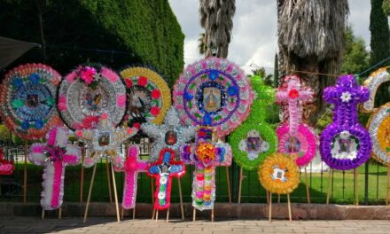 Ozuluama: Curso de elaboración de flores para coronas y altares