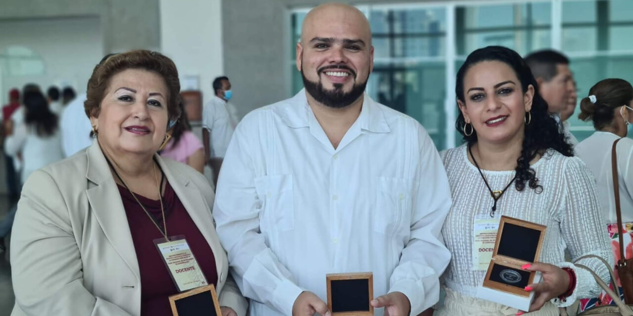 Naranjos: Alcalde felicita a maestros que recibieron una medalla en Boca del Río