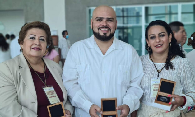 Naranjos: Alcalde felicita a maestros que recibieron una medalla en Boca del Río