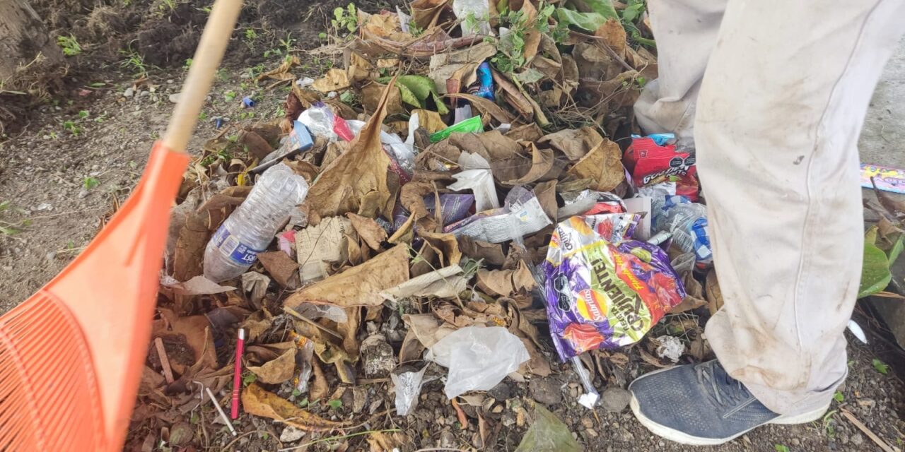 Coatzintla: Basura en parques y jardines retrasa el trabajo y perjudica la imagen urbana
