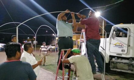 Coatzintla: “Cuelan” zapatas para ubicar palo del volador en el parque furberos