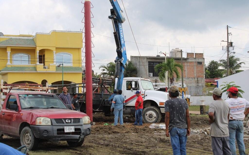 Coatzintla: Ritual al universo y a la madre tierra realizan voladores al plantar el tradicional palo