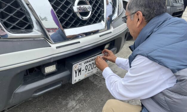 Gutiérrez Zamora: Entrega de placas nuevas a unidades de parque vehicular del ayuntamiento