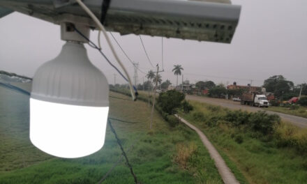 Ozuluama: Reparación de alumbrado público enfrente de la carretera federal