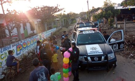 Martínez de la Torre: Policías Municipales ayudan a los Reyes Magos a repartir juguetes