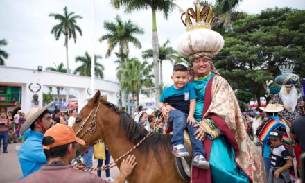Mágica y espectacular, así fue la bajada de los Reyes Magos a Martínez de la Torre