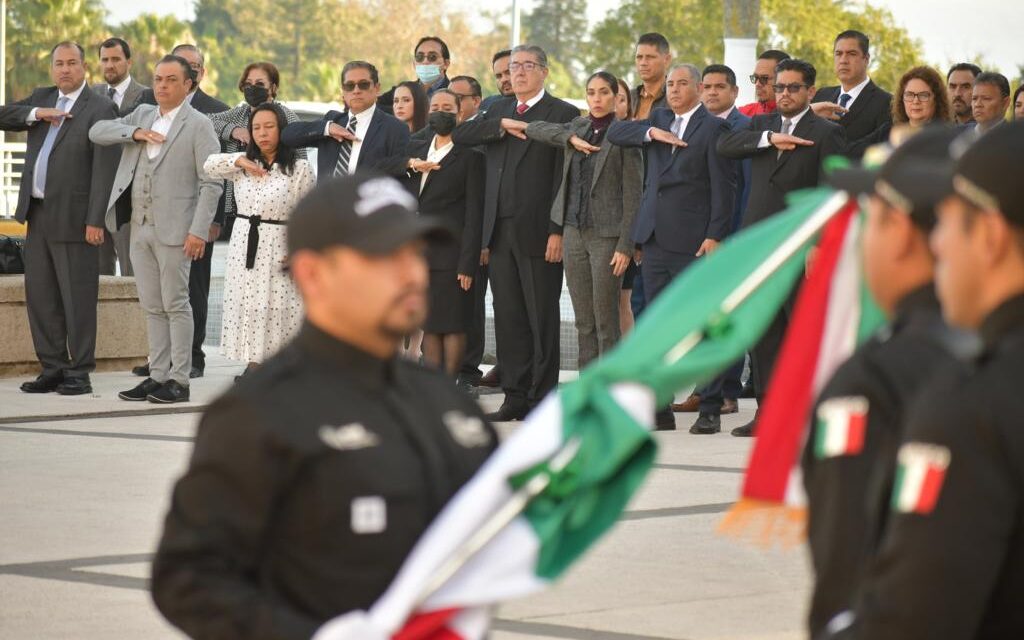 Fiscal general encabeza ceremonia de honores a la bandera en oficinas centrales