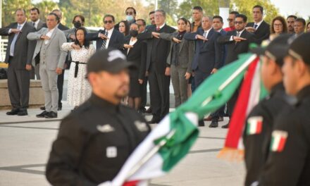 Fiscal general encabeza ceremonia de honores a la bandera en oficinas centrales