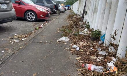 Cerro Azul: Banqueta de PEMEX convertida en un basurero