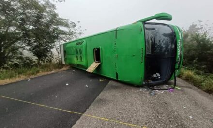 Tantoyuca: Se vuelca autobús de la línea de Conexión