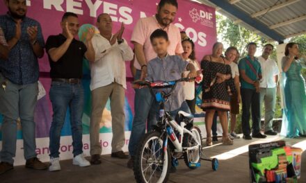 LOS REYES MAGOS CONTINÚAN SU RECORRIDO POR COMUNIDADES DE TUXPAN