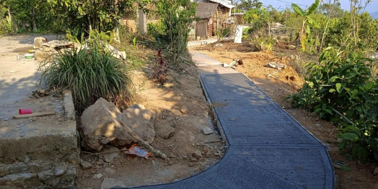 Mecatlán: Apoyo con construcción de andador peatonal en callejón las palmas