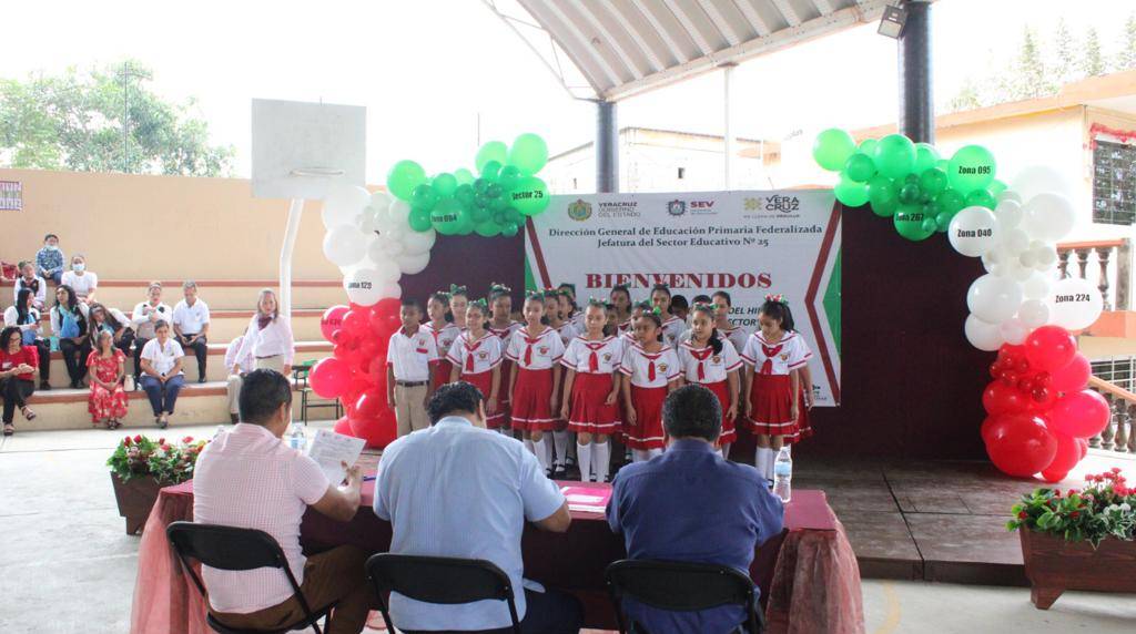 Emotivo concurso de interpretación del himno nacional mexicano en Coatzintla