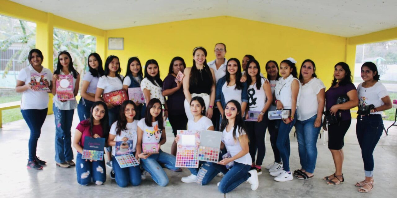 Ozuluama: Curso de automaquillaje en la Mina