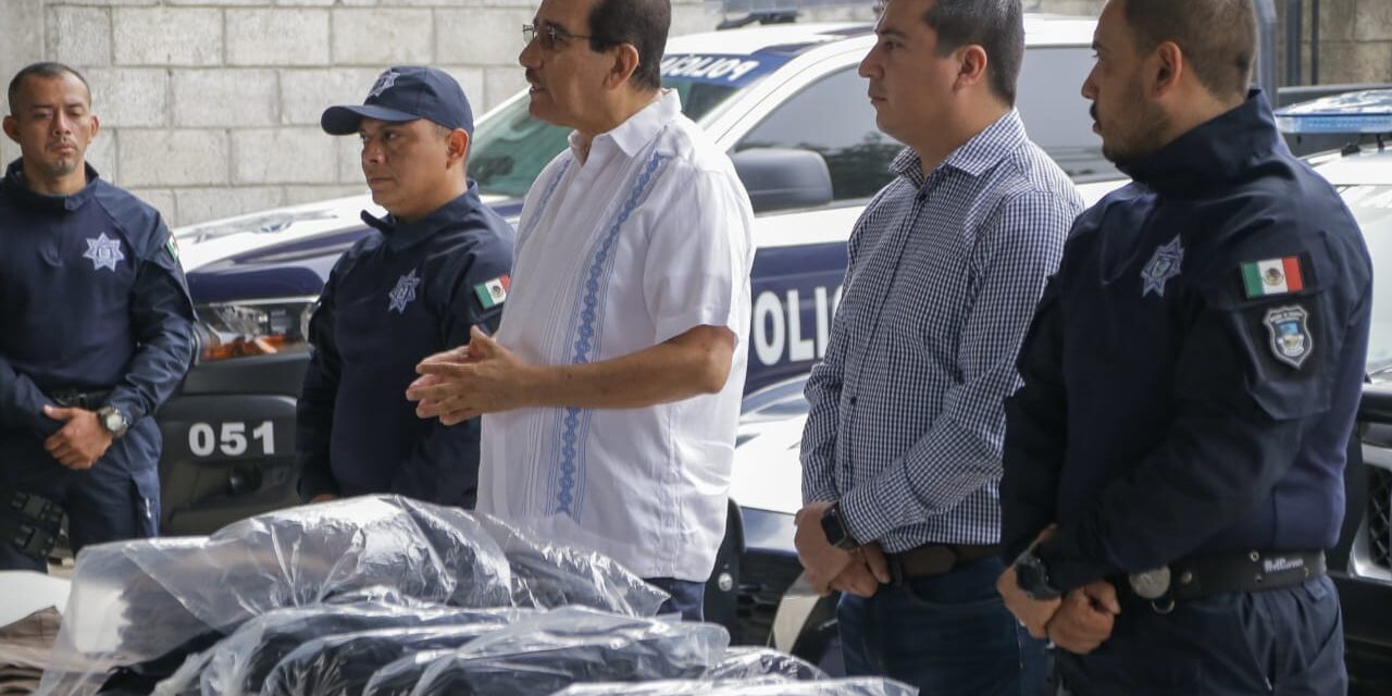 Martínez de la Torre: Entrega Rodrigo Calderón nueva indumentaria a policías