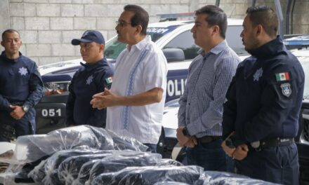 Martínez de la Torre: Entrega Rodrigo Calderón nueva indumentaria a policías